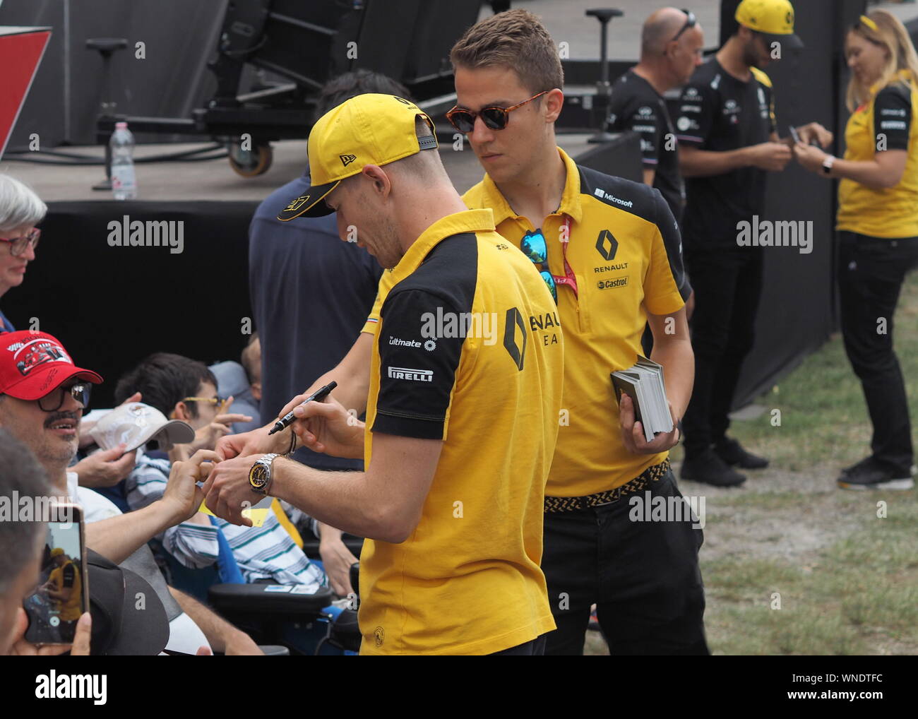 Monza, Italie 5 septembre 2019 Nico : Ulkenberg est parmi ses fans et de charité manuscrit dans circuit de Monza dans les enclos. Banque D'Images