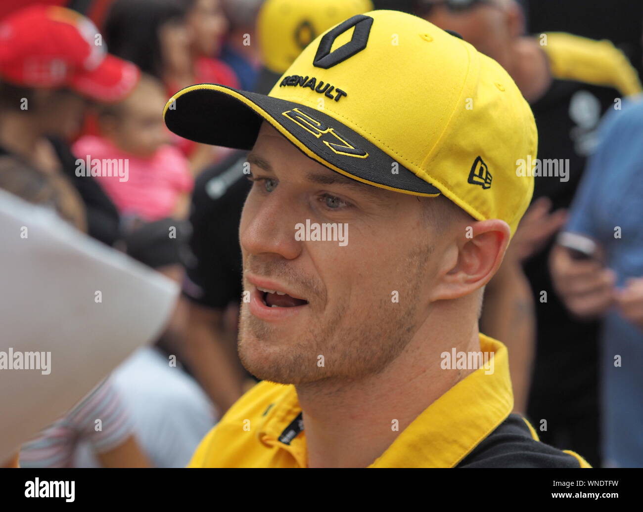 Monza, Italie 5 septembre 2019 Nico : Ulkenberg est parmi ses fans et de charité manuscrit dans circuit de Monza dans les enclos. Banque D'Images