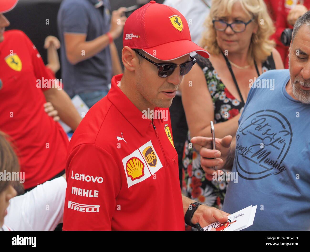 Monza, Italie 5 Septembre 2019 : Sebastien Vettel est parmi ses fans et de charité manuscrit dans circuit de Monza dans les enclos. Banque D'Images