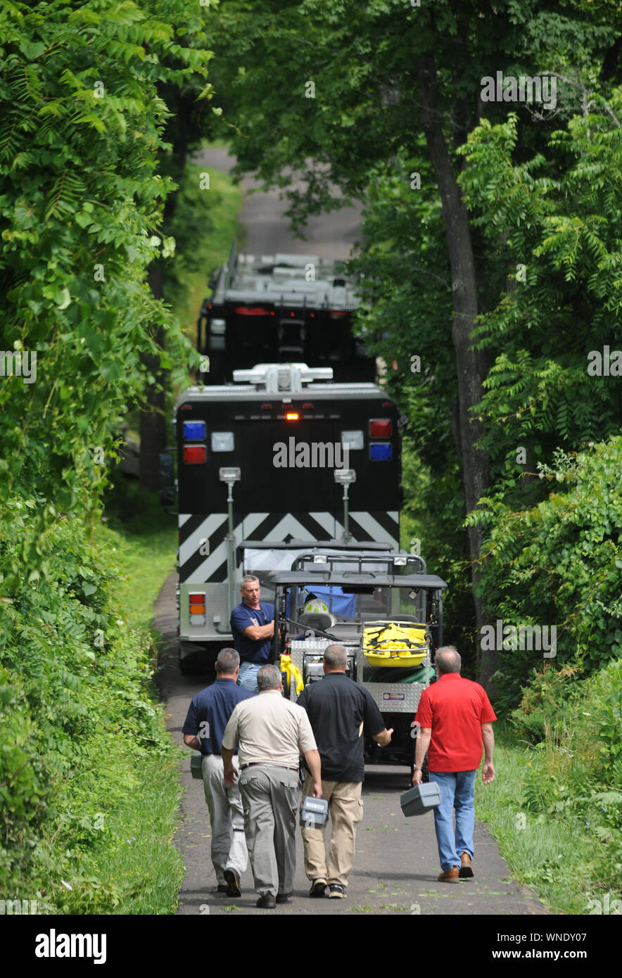 Le personnel de police arrive sur place lors d'une recherche de quatre hommes disparus le lundi 10 juillet 2017 dans une propriété de Solebury, Pennsylvanie. (Photo de William Banque D'Images