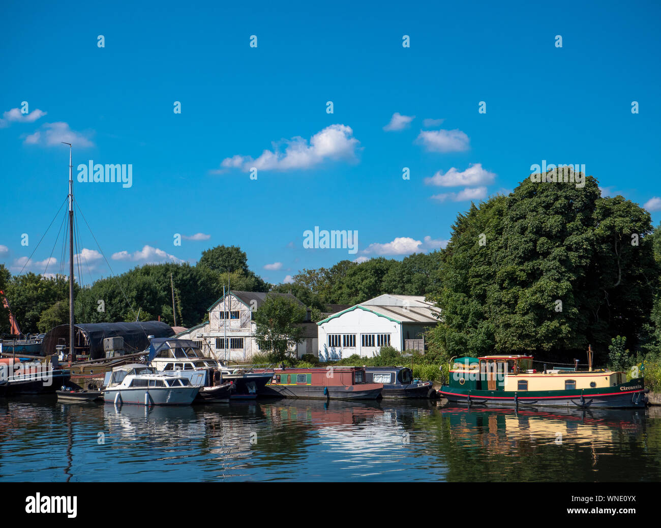 Voir pour Thames Path, Tamise, Harris Chantier Naval, Chertsey, Surrey, Angleterre, RU, FR. Banque D'Images