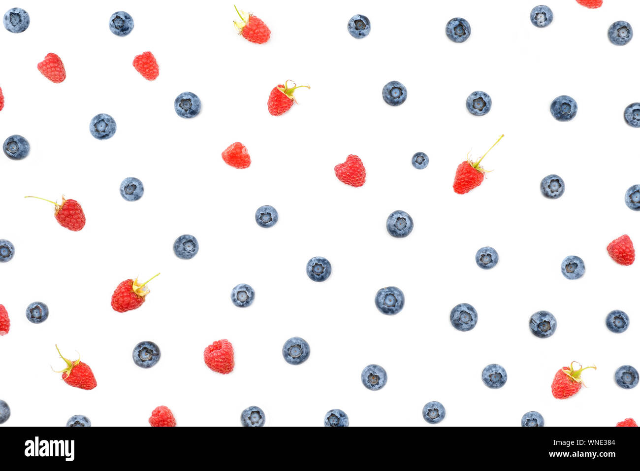 Modèle avec les bleuets et les framboises. Arrière-plan de fruits d'été. L'alimentation biologique. Végétarien. Produit naturel. Banque D'Images
