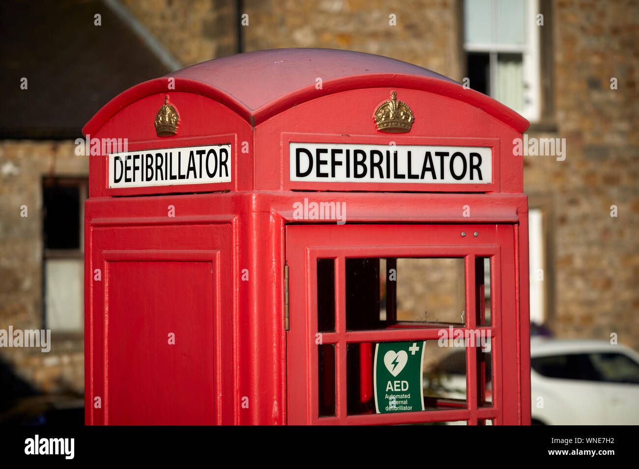 Waddington près de Clitheroe Lancashire, district de Ribble Valley Village mieux gardé en Angleterre Waddington défibrillateur dans une cabine téléphonique rouge fort Banque D'Images