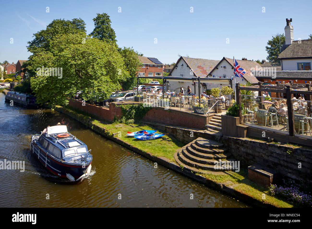 Canal de Bridgewater et London Bridge Inn beer garden Appleton Warrington, Cheshire, Angleterre. Banque D'Images