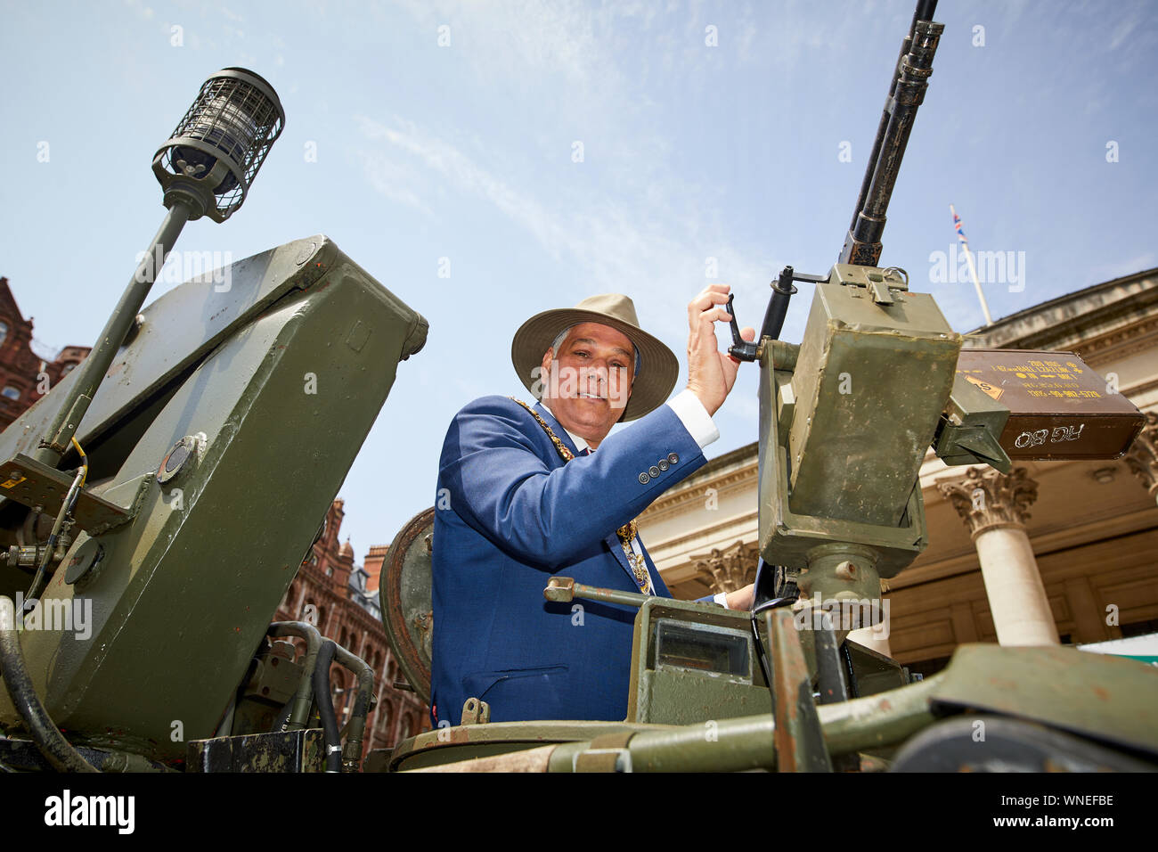 La Journée des Forces armées de Manchester à St Peters Square Lord Maire de Manchester Le conseiller Abid Latif Chohan à l'arme d'un réservoir Banque D'Images