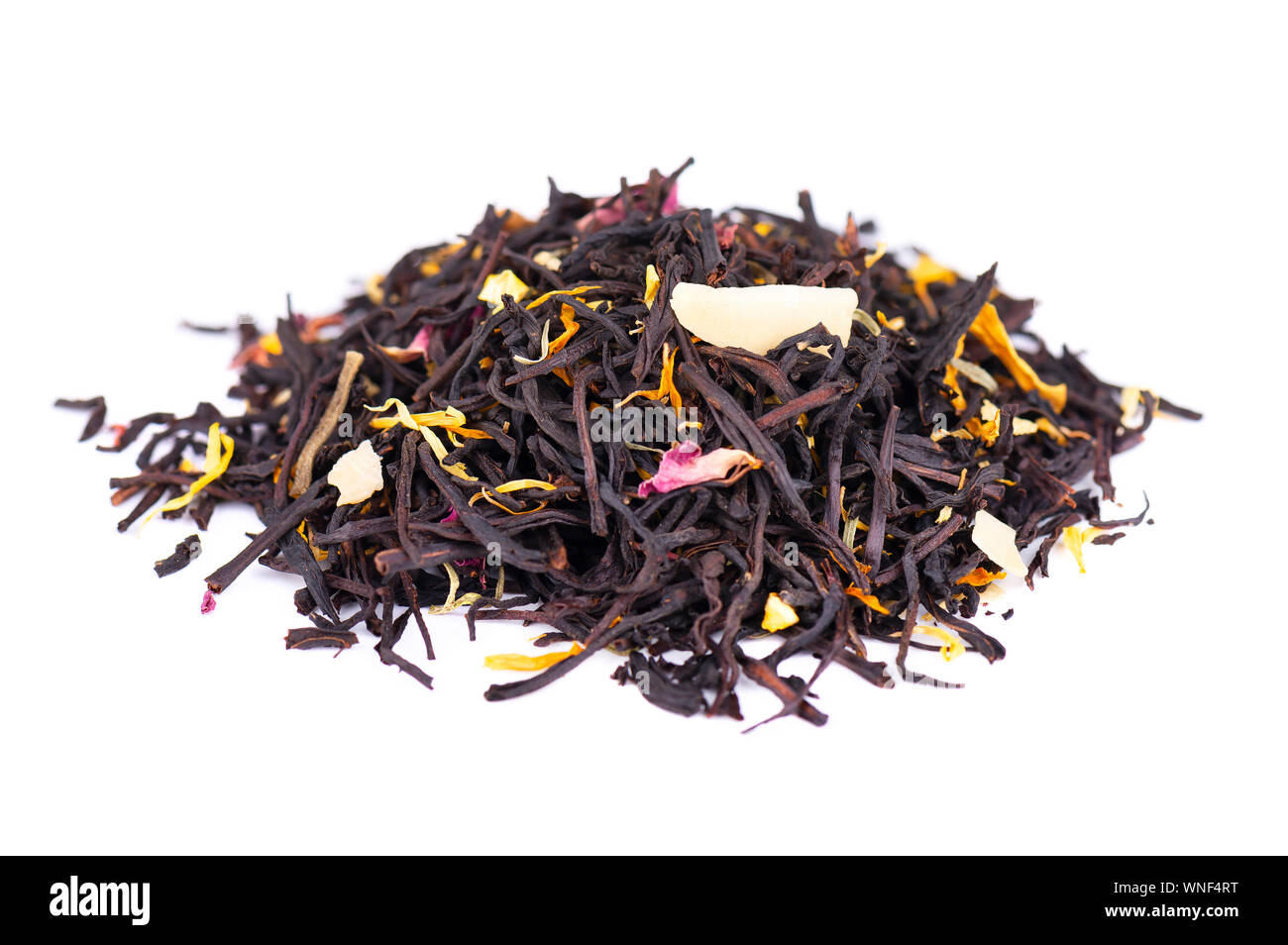 Thé de Ceylan noir avec des pétales de rose, de bleuet, de tournesol et d'amande, tranches isolé sur fond blanc. Banque D'Images
