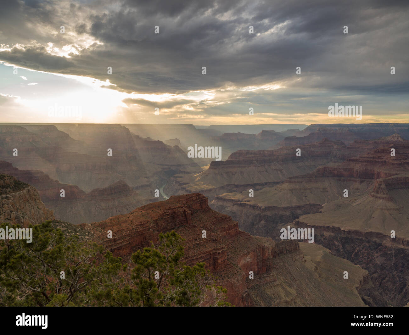 Coucher de soleil au Grand Canyon avec drammatic les nuages, Arizona, USA Banque D'Images