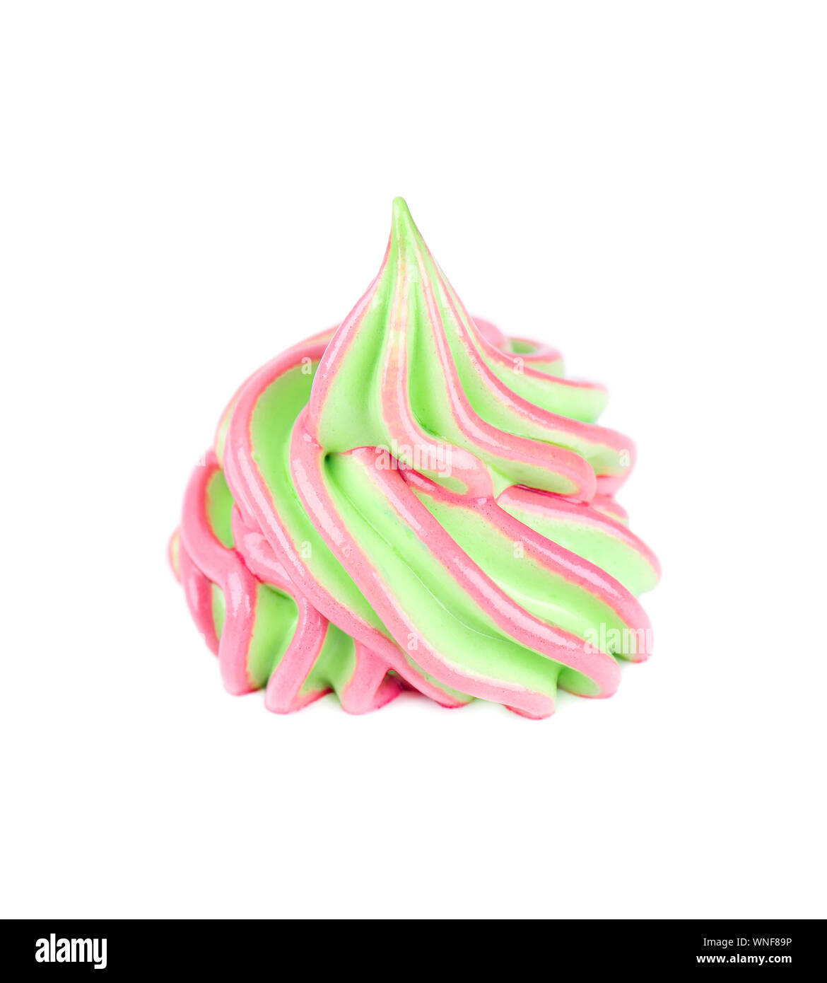 Rose et vert Crème fouettée swirl, isolé sur fond blanc. Les blancs d'oeufs fouettés, with clipping path Banque D'Images