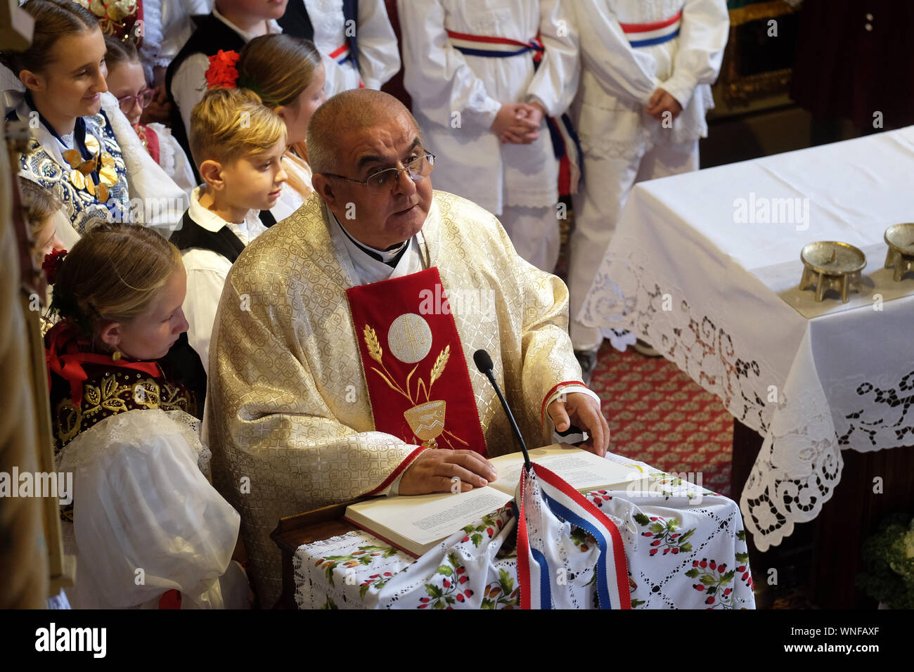 Le prêtre prêche à la messe le jour de Thanksgiving à Stitar, Croatie Banque D'Images