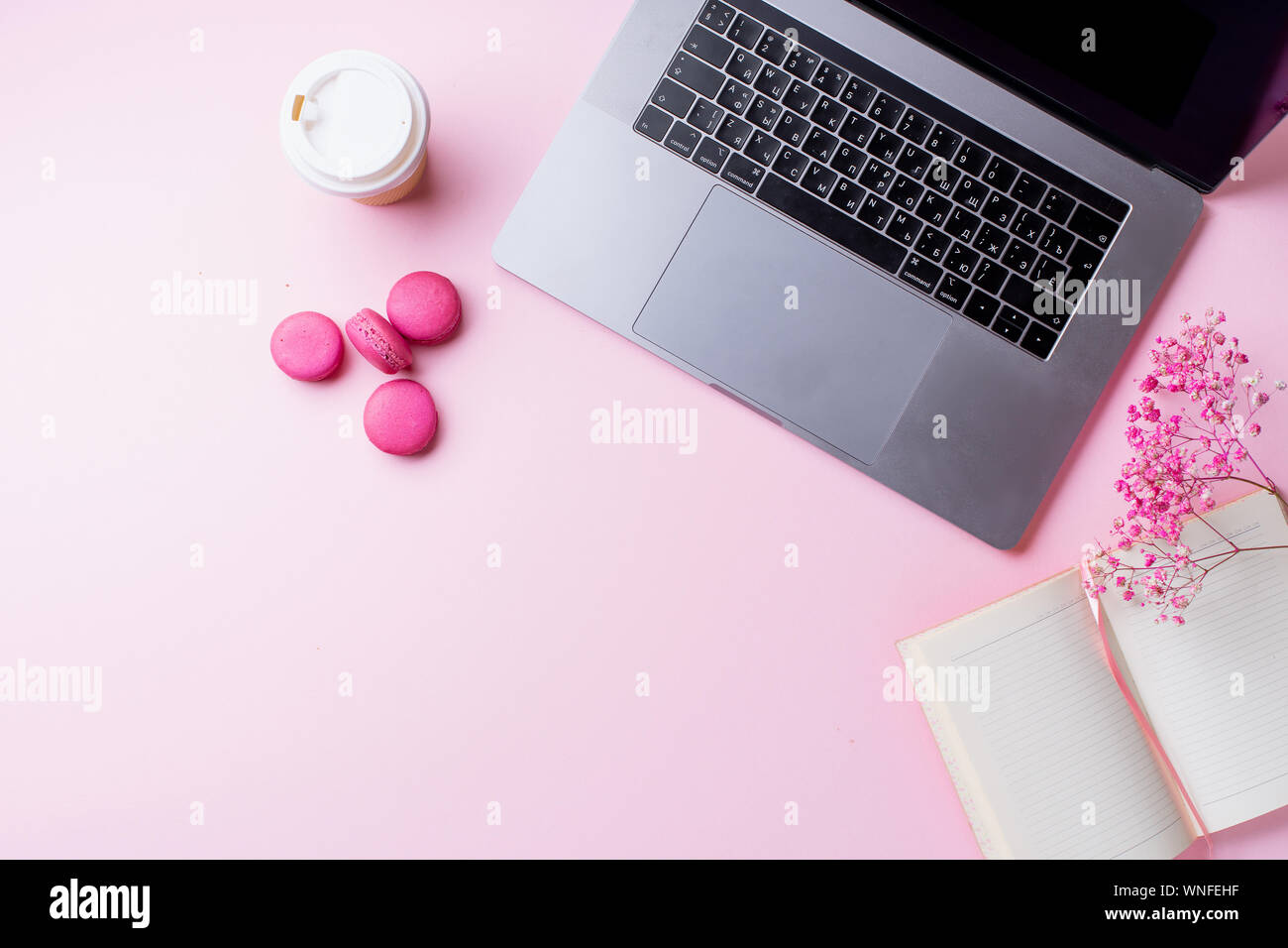 Flatlay avec coffre, café et macarons sur fond rose. Vue de dessus, copiez l'espace. Concept de poste de travail. Banque D'Images