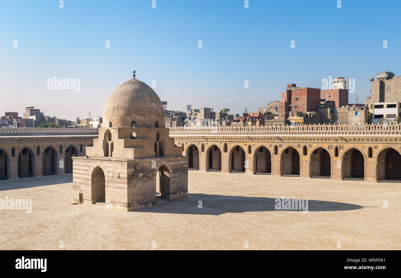 Cour intérieure de la mosquée Ibn Tulun historique avec fontaine d'ablution et passages voûtés entourant la cour à l'arrière-plan, Sayyida Zaynab district, Le Caire, Égypte médiévale Banque D'Images