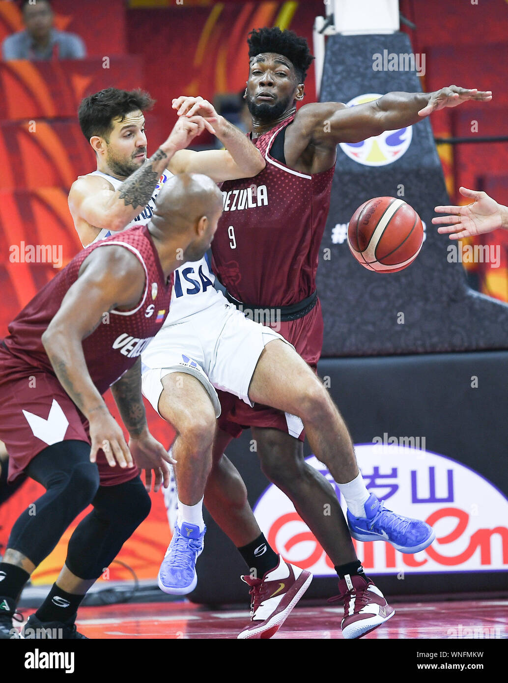 (190906) -- SHANGHAI, le 6 septembre 2019 (Xinhua) -- Nicolas Laprovittola (C) de l'Argentine des eddv pour la balle durant le match du groupe I entre l'Argentine et le Venezuela à la Coupe du Monde de la FIBA 2019 À Foshan, Province du Guangdong en Chine du sud, le 6 septembre 2019. (Xinhua/Xue Yubin) Banque D'Images