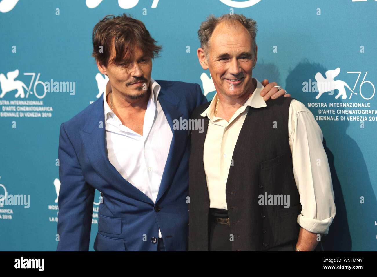 L'Italie, Lido di Venezia, le 6 septembre 2019 : Johnny Depp et Mark Rylance au photocall de ' attendent les barbares ' Ciro Guerra Directeur. 76e Banque D'Images