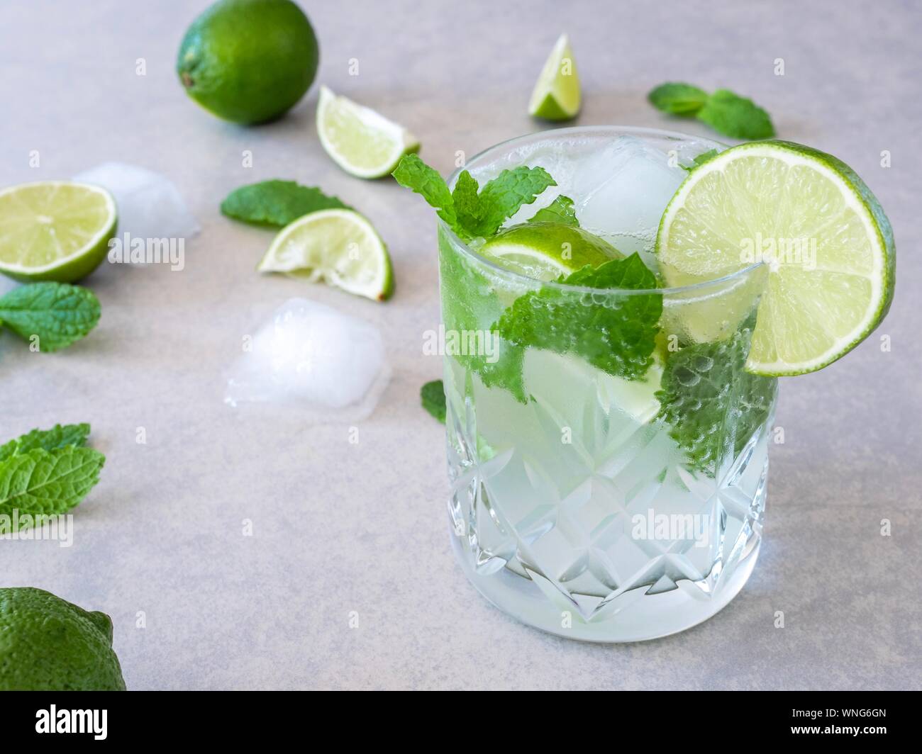 Un mojito cocktail à base de menthe et citron vert dans un verre Tumbler  coupe contre un fond clair Photo Stock - Alamy