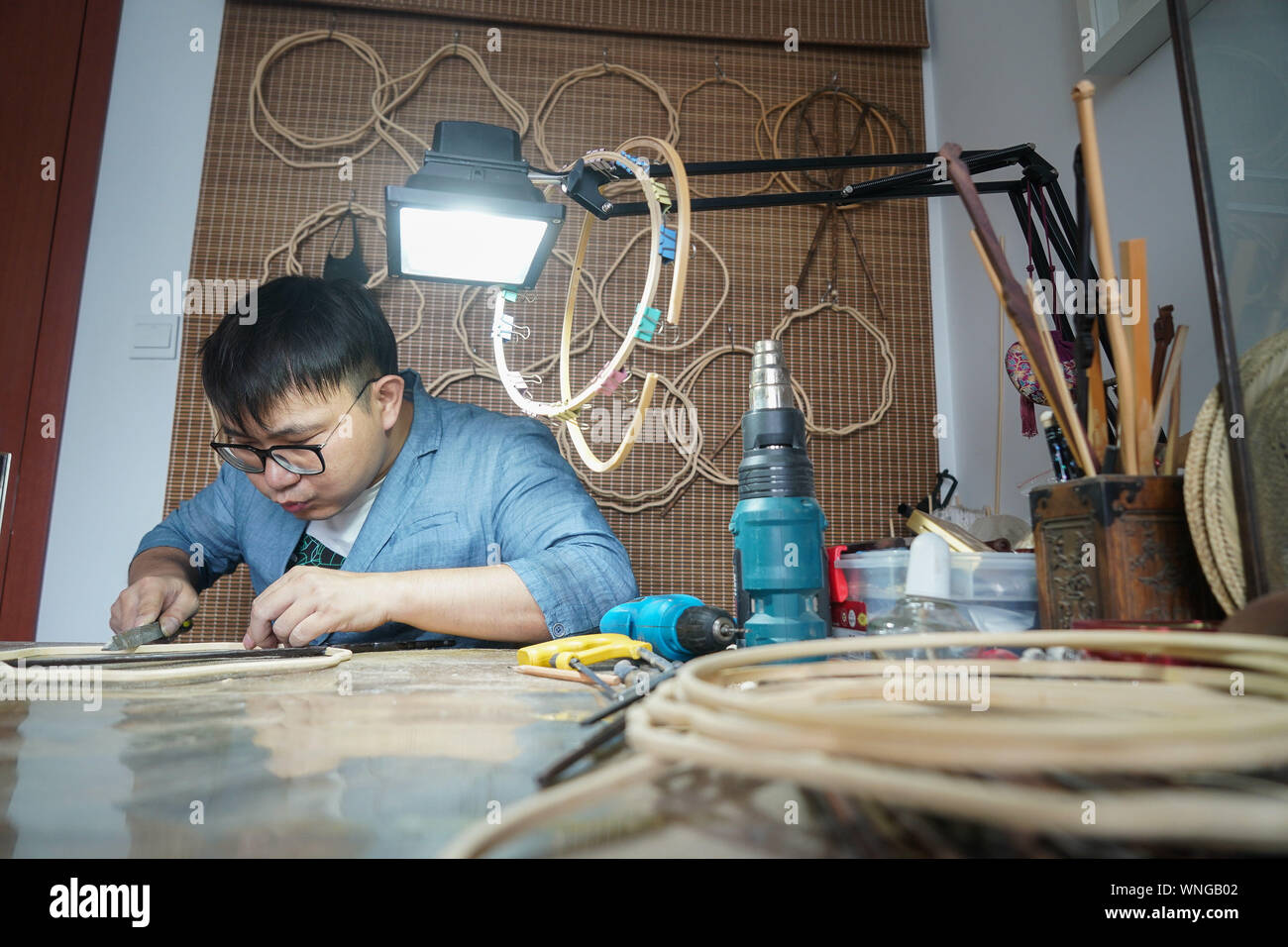 Nanjing, Jiangsu Province de la Chine. Sep 6, 2019. Zhang Lei fait un cadre du ventilateur dans son studio de Nanjing, capitale de la province de Jiangsu, Chine orientale, le 6 septembre 2019. Zhang Lei, 35 ans, ancien artisan, a été dédié à Kesi, une des tapisserie en soie chinoise traditionnelle, méthode de faire pendant 16 ans. Zhang a créé son propre studio en 2012, et appliqué la technique traditionnelle sur Kesi en forme de lune, des fans de décoration photos encadrées et sachets, la création d'artisanat favorisée par les hommes modernes. Credit : Ji Chunpeng/Xinhua/Alamy Live News Banque D'Images