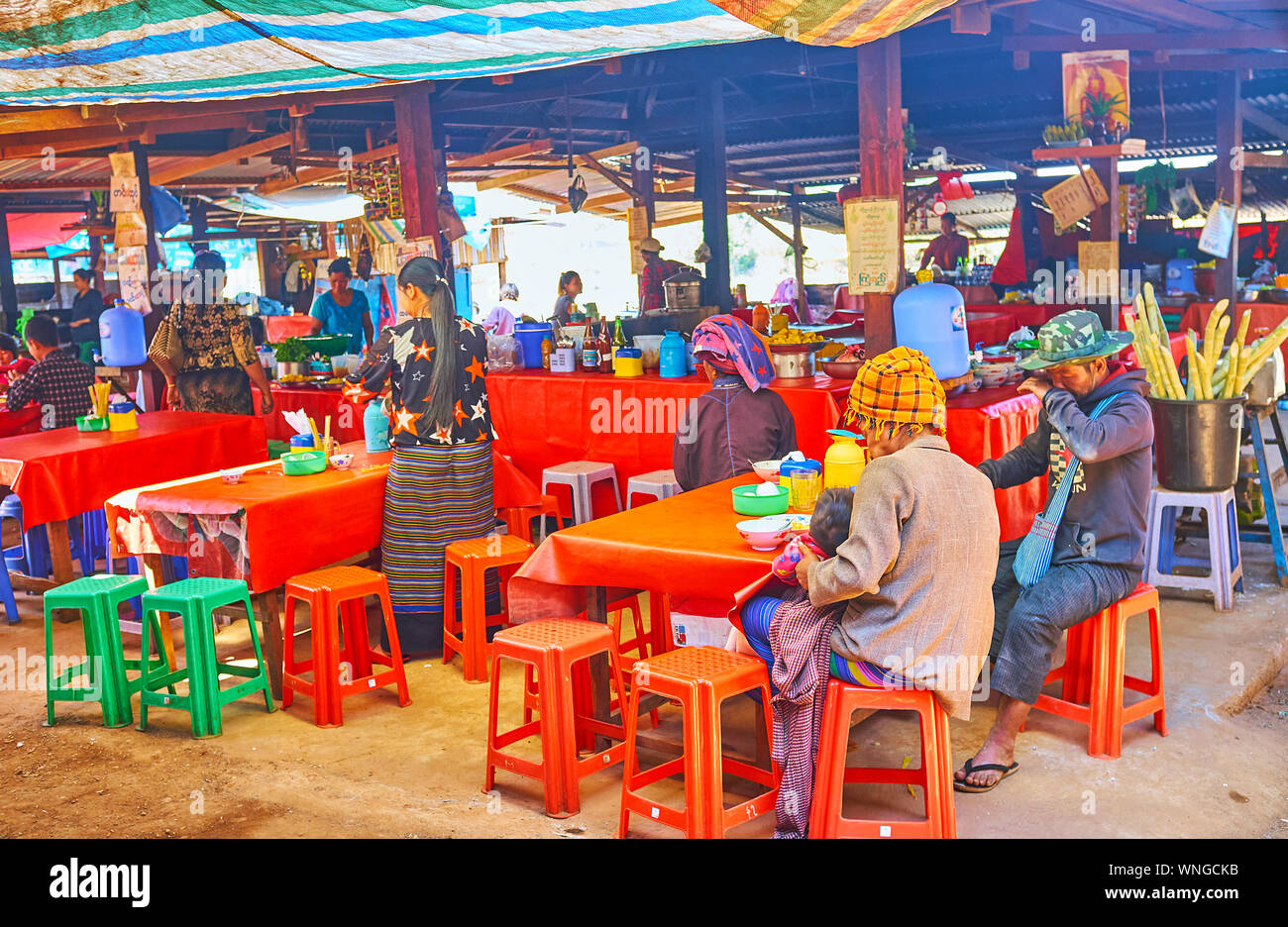 KAKKU, MYANMAR - février 20, 2018 : le café en plein air de Kakku, marché des fermiers et autres visiteurs manger des plats traditionnels Pa-Oh, le 20 février i Banque D'Images