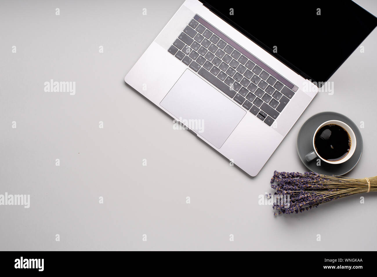 Flatlay avec coffre, lavande et une tasse de café sur fond gris. Concept d'espaces de travail. Copy space Banque D'Images