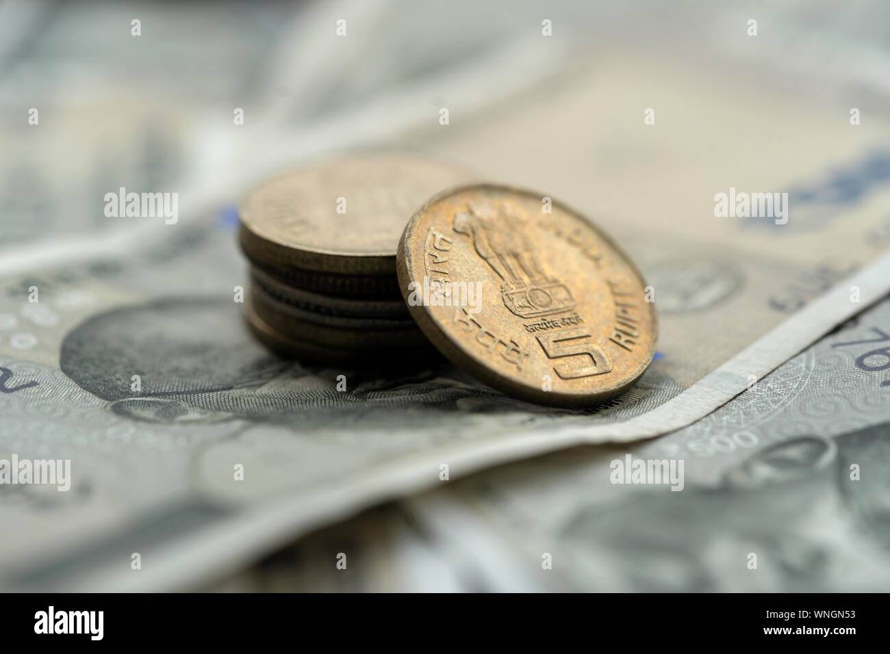 Roupie indienne cinq pièces empilées sur cinq cent rupee billets. Concept pour contexte de l'argent. Banque D'Images