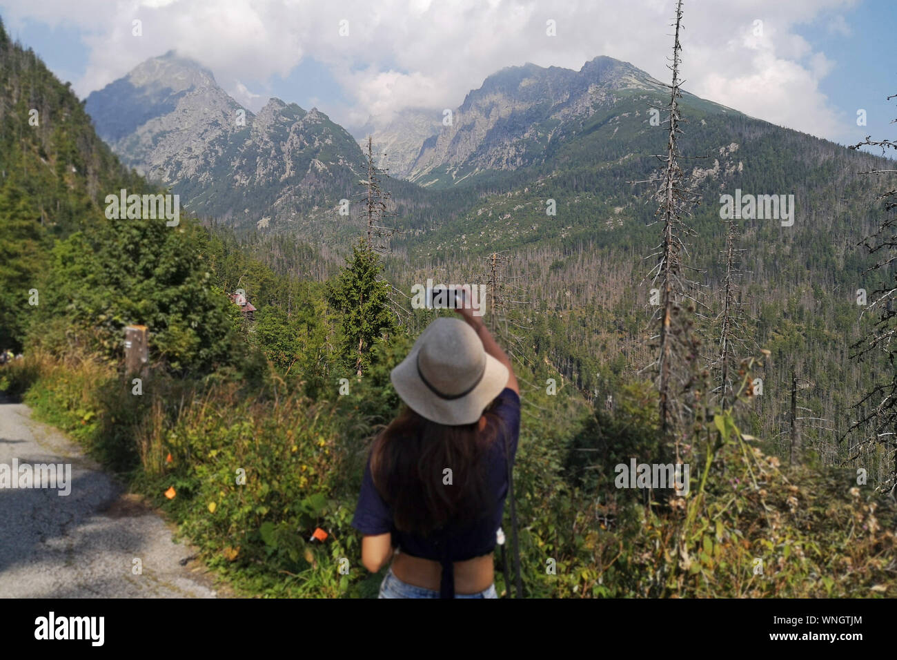 Une femme cesse de photographier les Hautes Tatras, en Slovaquie, le 31 août 2019. Banque D'Images