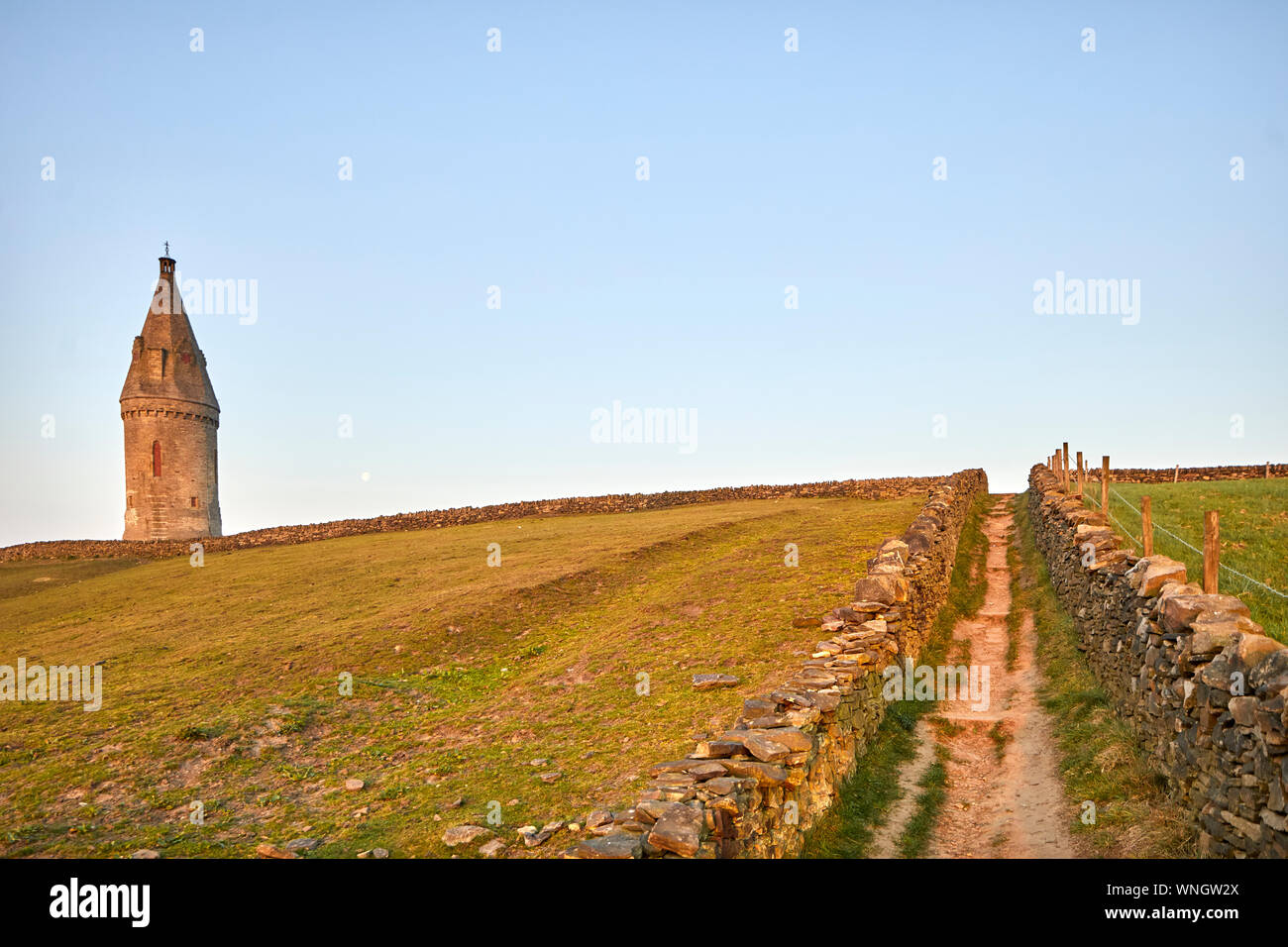 Tameside landmarks, tour circulaire Hartshead Pike bâtiment classé Grade II sur Hartshead Pike hill. Reconstruite 1863 par John Eaton commémorer le mariage de Banque D'Images