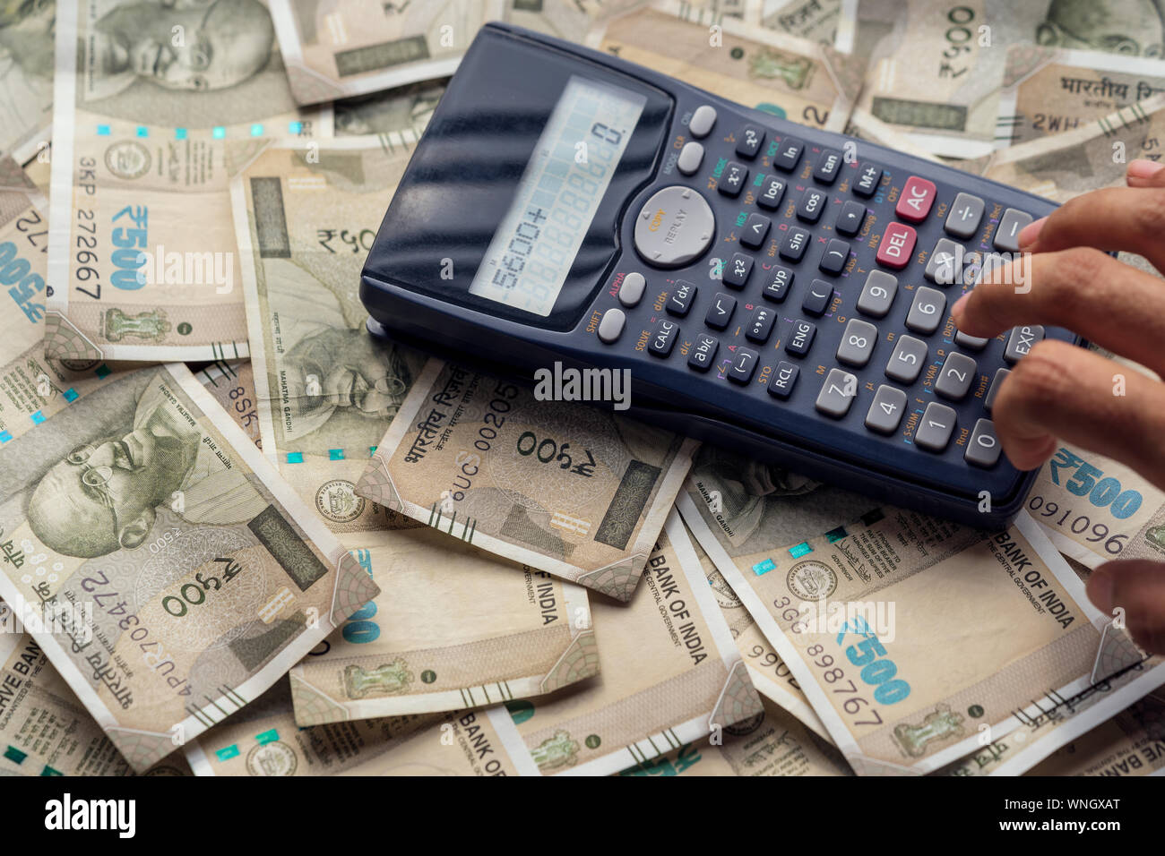 L'homme d'affaires appuyant sur calculatrice, calculer le taux de conversion  de l'indian rupee argent comme un retour d'investissement financier ou de  factures mensuelles et des dépenses Photo Stock - Alamy