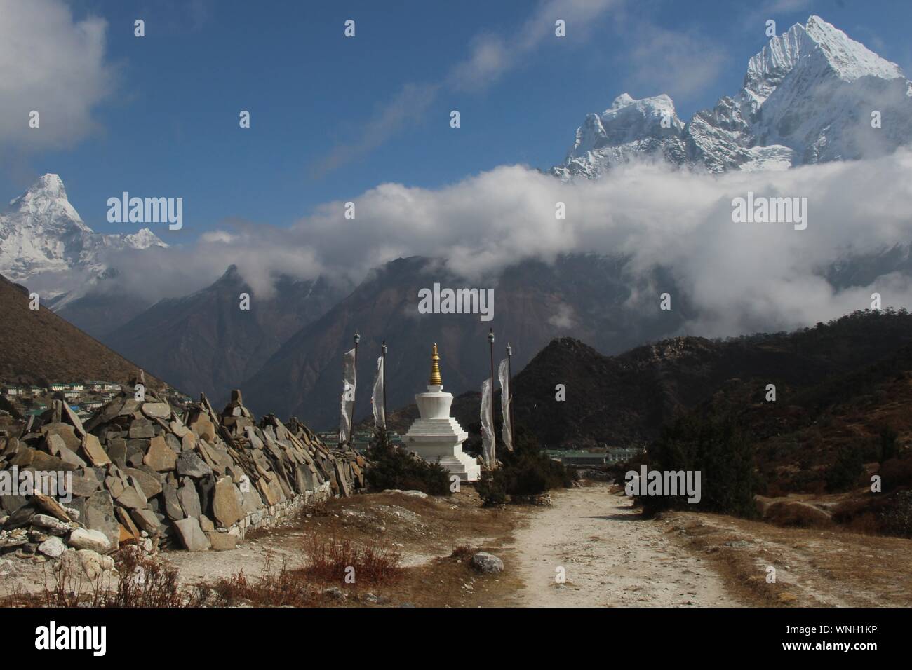 White stupa sur everest trek Banque D'Images White stupa sur everest trek Banque D'Images