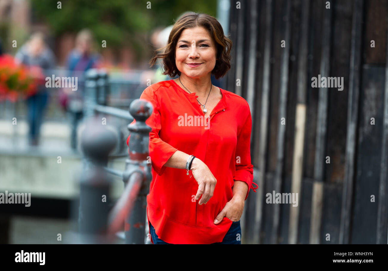 06 septembre 2019, Basse-Saxe, Lüneburg : Claudia, Benoît Lévesque, actrice, est sur le bord du tir pour l'ARD telenovela 'Rote Rosen". Au moment de l'ouverture de crédits pour la nouvelle saison de la "Rote Rosen' sont réalisés dans la région de Lunebourg. Photo : Philipp Schulze/dpa Banque D'Images