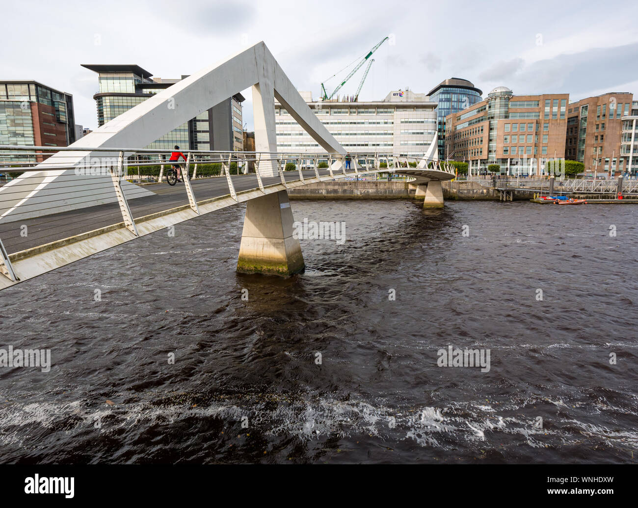 Tradeston pont piétonnier, connu comme le pont de serpentin, Clyde, Glasgow, Écosse, Royaume-Uni Banque D'Images