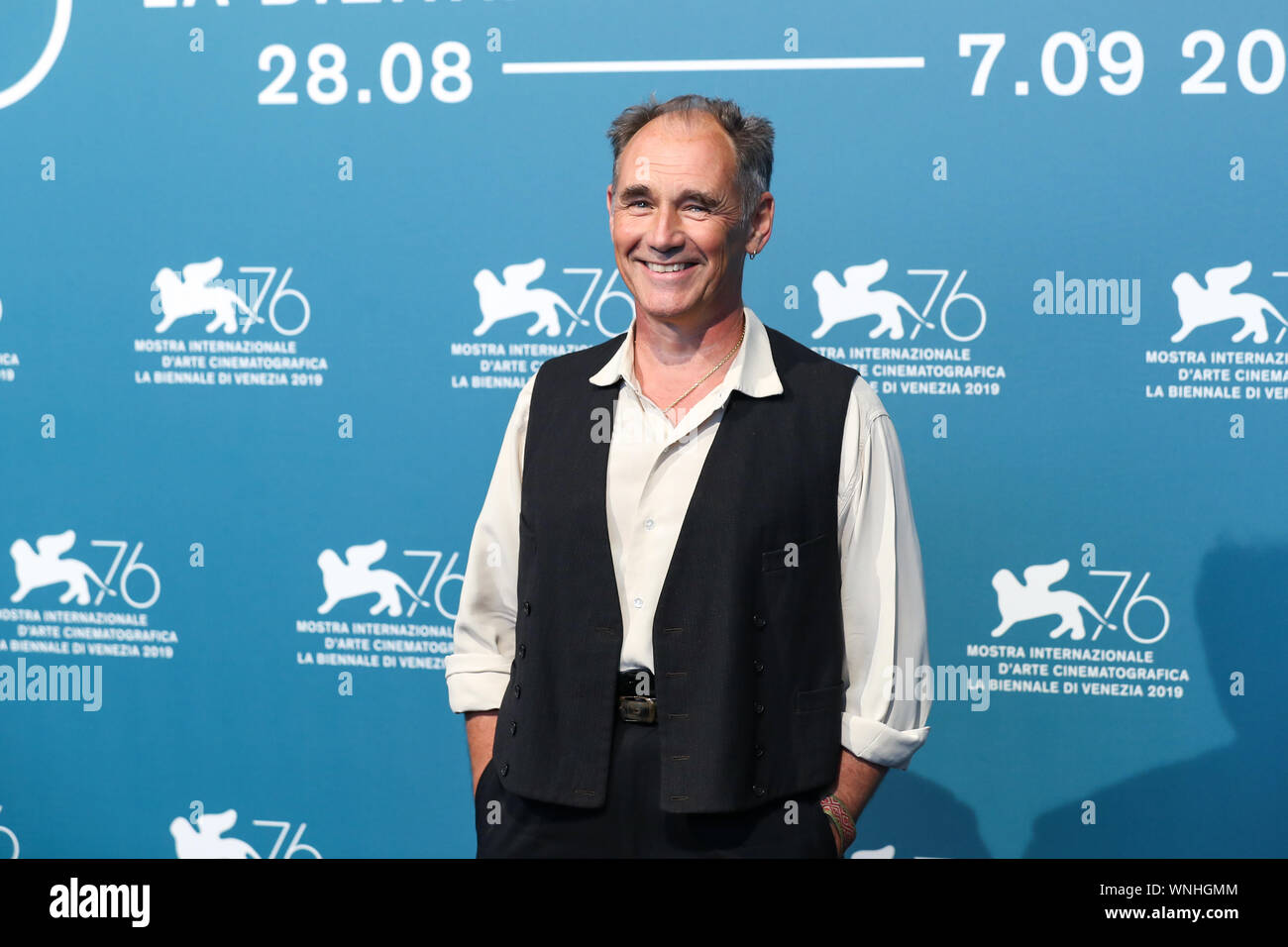 Venise, Italie. Sep 6, 2019. L'acteur Mark Rylance assiste à un photocall pour le film 'attendent les barbares" au 76e Festival du Film de Venise à Venise, Italie, le 6 septembre 2019. Credit : Zhang Cheng/Xinhua/Alamy Live News Banque D'Images