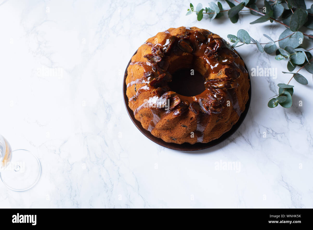 Gâteau bundt festive avec dates et caramel au beurre salé. Au caramel style. Copy space Banque D'Images