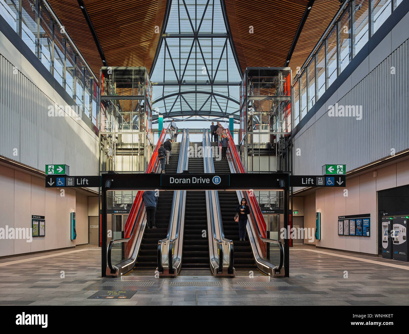 Entrée de la station à partir de l'étage supérieur. Les stations de métro de l'ouest du nord, Sydney, Australie. Architecte : HASSELL, 2019. Banque D'Images