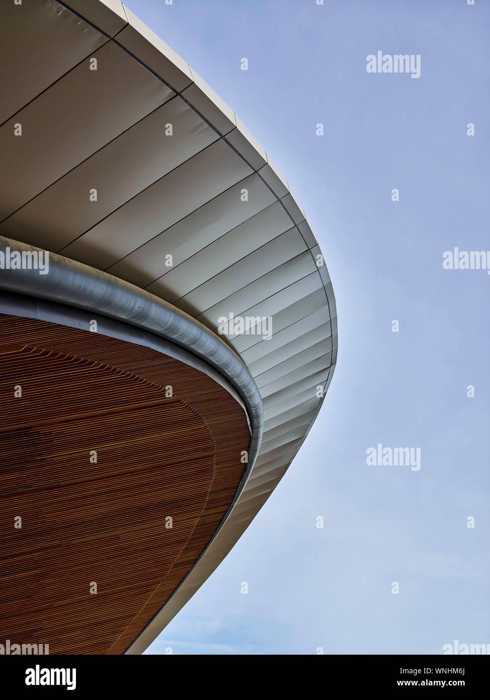 La structure du toit du bâtiment de détail. Les stations de métro de l'ouest du nord, Sydney, Australie. Architecte : HASSELL, 2019. Banque D'Images