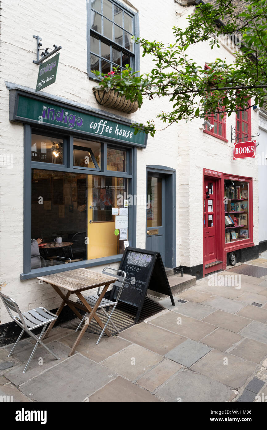 Café Indigo et une librairie à St Edwards Passage Cambridge UK une rue étroite dans la partie ancienne de la ville avec de vieux bâtiments. Banque D'Images