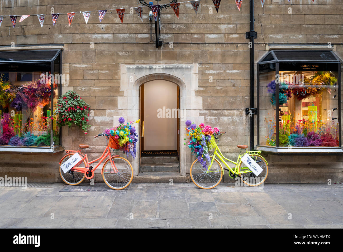 Un écran couleur de l'extérieur de la Miller Harris et parfum de luxe boutique dans Rose Crescent Cambridge UK avec bicyclettes peint de couleurs vives, avec des paniers dans n Banque D'Images