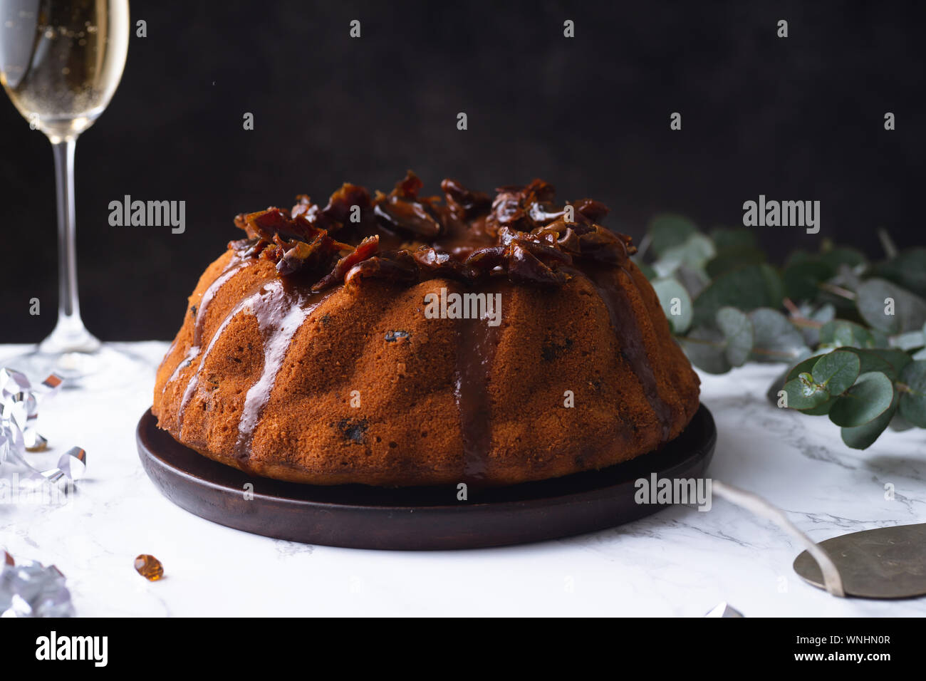 Gâteau bundt festive avec dates et caramel au beurre salé. Style au caramel Banque D'Images