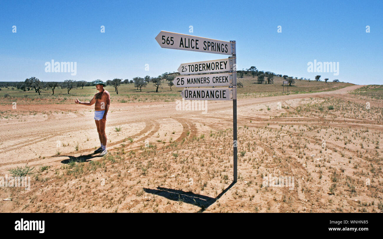 L'employé d'un remoe moutons station dans le Territoire du Nord de l'Australie Outback hitchhikes au siège d'une journée à visiter un ami sur Banque D'Images