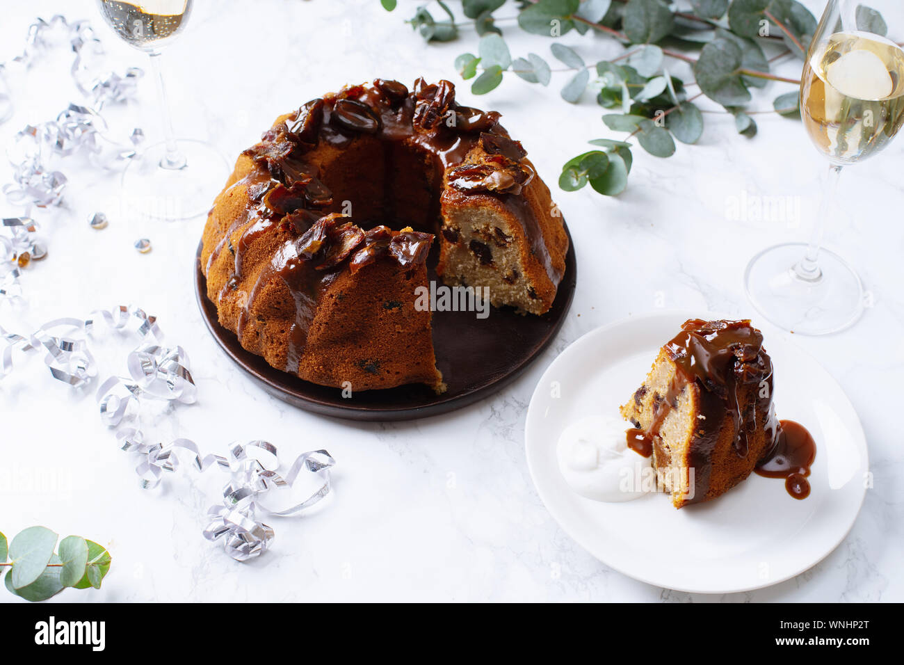 Gâteau bundt festive avec dates et caramel au beurre salé. Style au caramel Banque D'Images