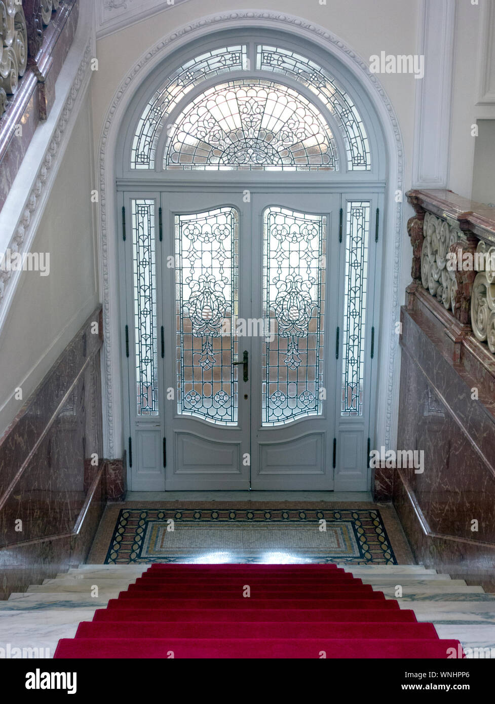 Portes d'entrée en verre sculpté à la Villa Maraini Swiss Institute, Rome, 2019. Banque D'Images