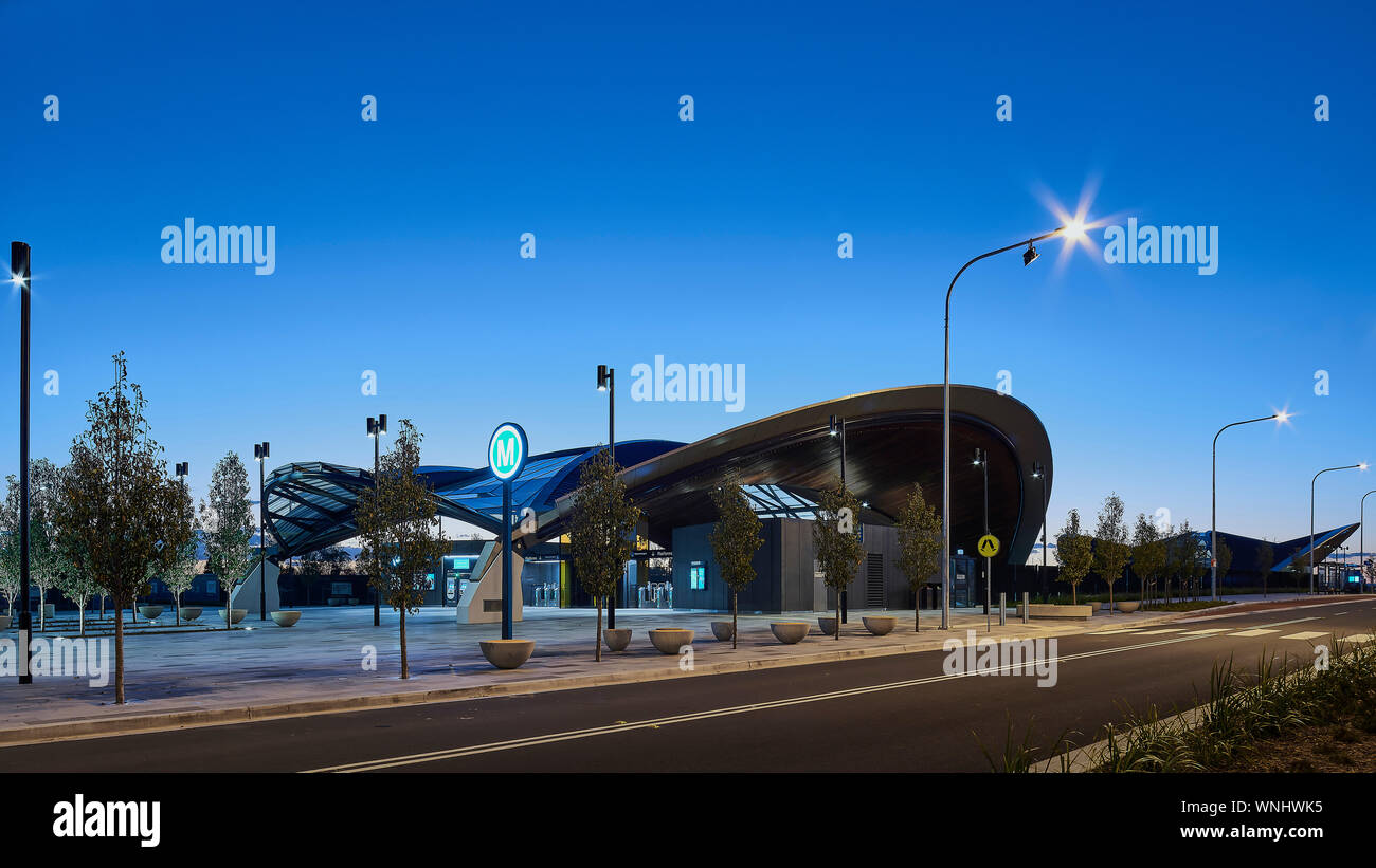 Bâtiment de la gare et de plaza. Les stations de métro de l'ouest du nord, Sydney, Australie. Architecte : HASSELL, 2019. Banque D'Images