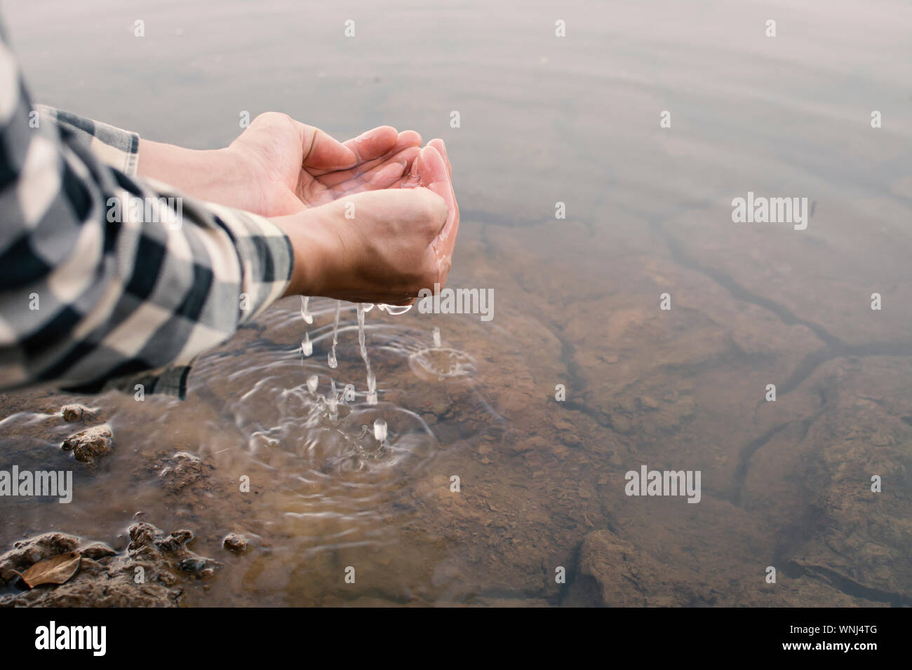 Portrait de personne tenant en creux des mains de l'eau Banque D'Images