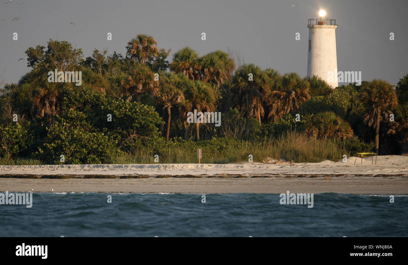 Le phare de Egmont Key à l'entrée de Tampa Bay, près de Saint-Pétersbourg, Floride Banque D'Images
