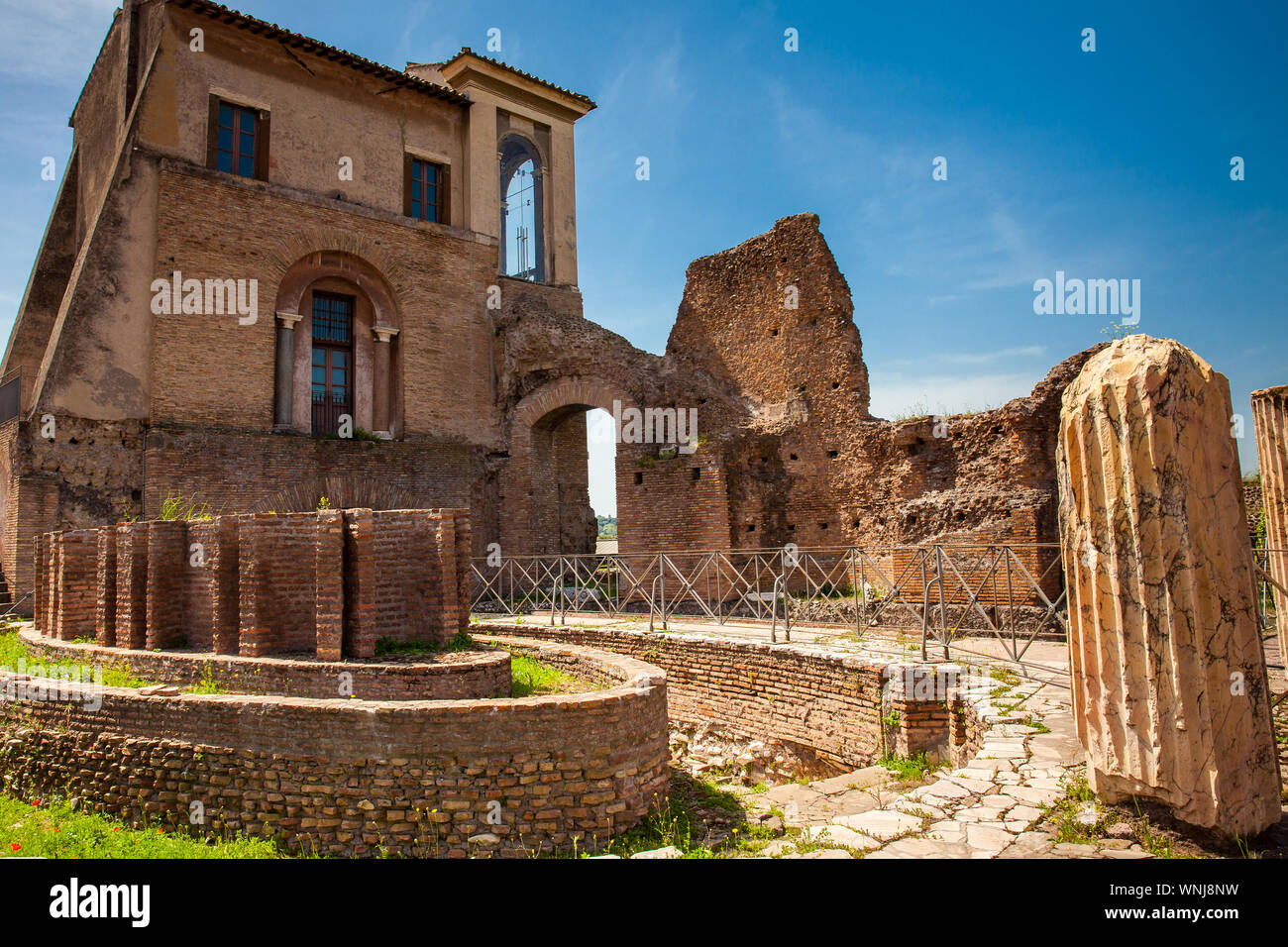 Fontaine de la cenatio ovale du Palais Flaviens aussi connu sous le nom de Domus Flavia sur la colline du Palatin à Rome Banque D'Images