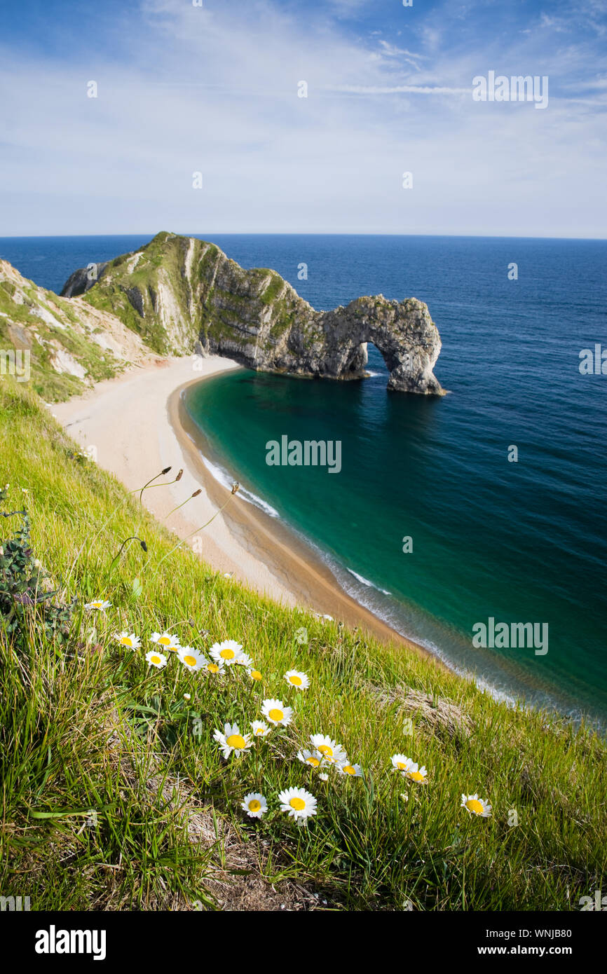 Une vue de Durdle Door sur la côte jurassique, sur une journée ensoleillée. Dorset, UK. Banque D'Images