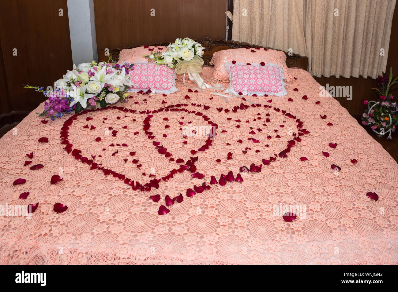 Portrait de forme de coeur avec des fleurs sur le lit Photo Stock - Alamy