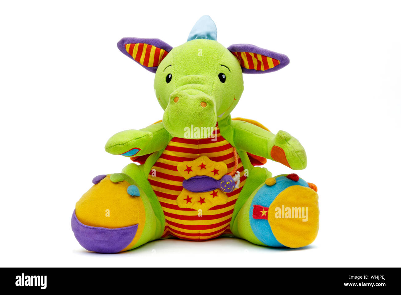 Peluche dragon vert, isolé et tourné sur un fond blanc Banque D'Images