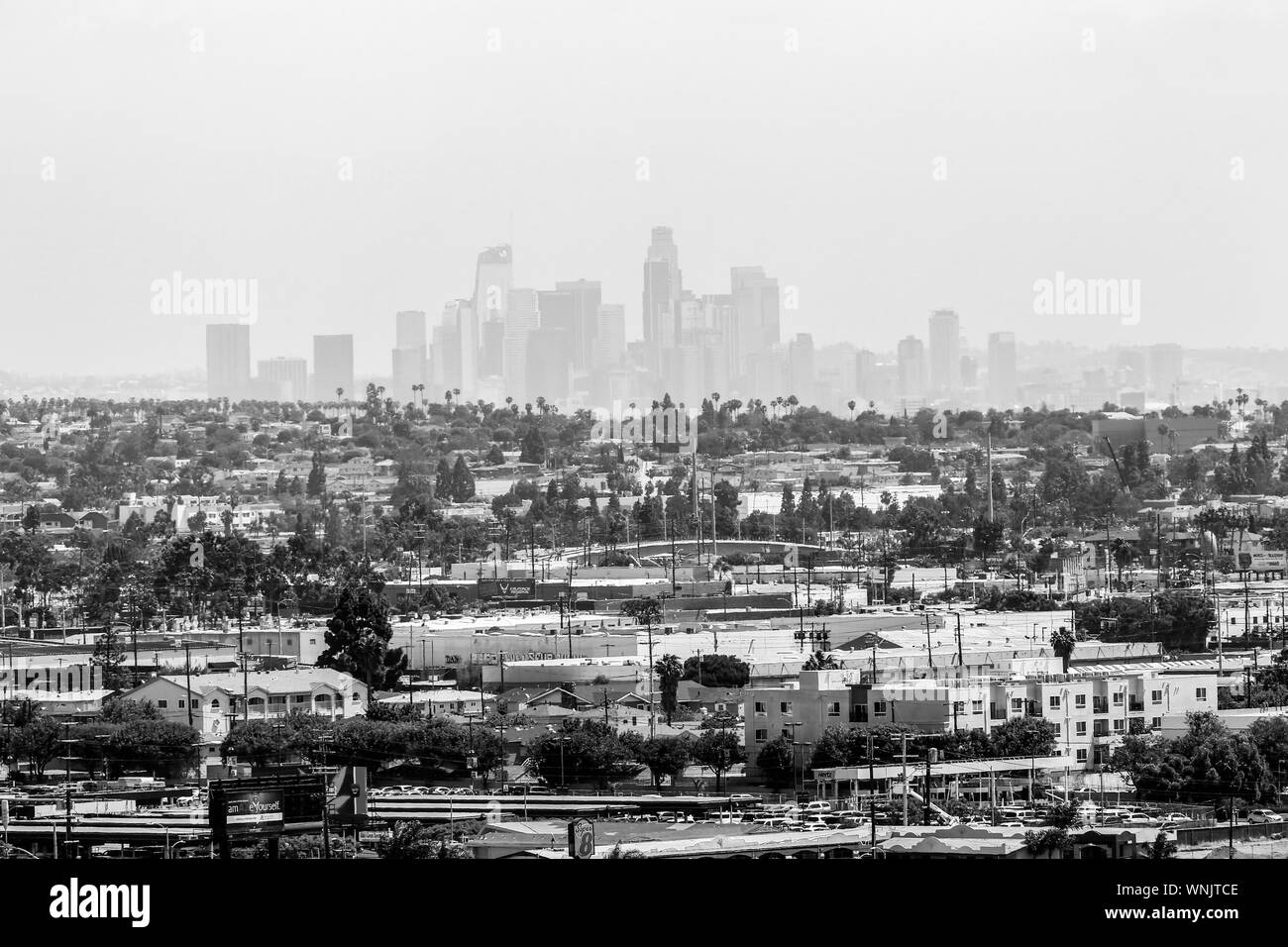 Los Angeles, Californie, USA - Le 22 mai 2019 : le comté de Los Angeles en monochrome avec l'suburs en premier plan et le centre-ville de L.A. en arrière-plan. Banque D'Images