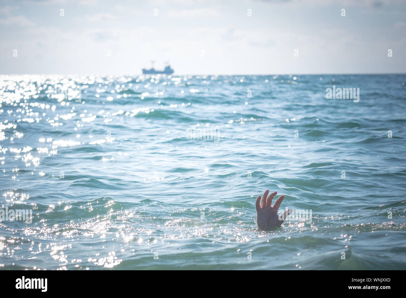 Seule main d'homme qui se noie dans la mer de demander de l'aide. sortant de l'eau Banque D'Images
