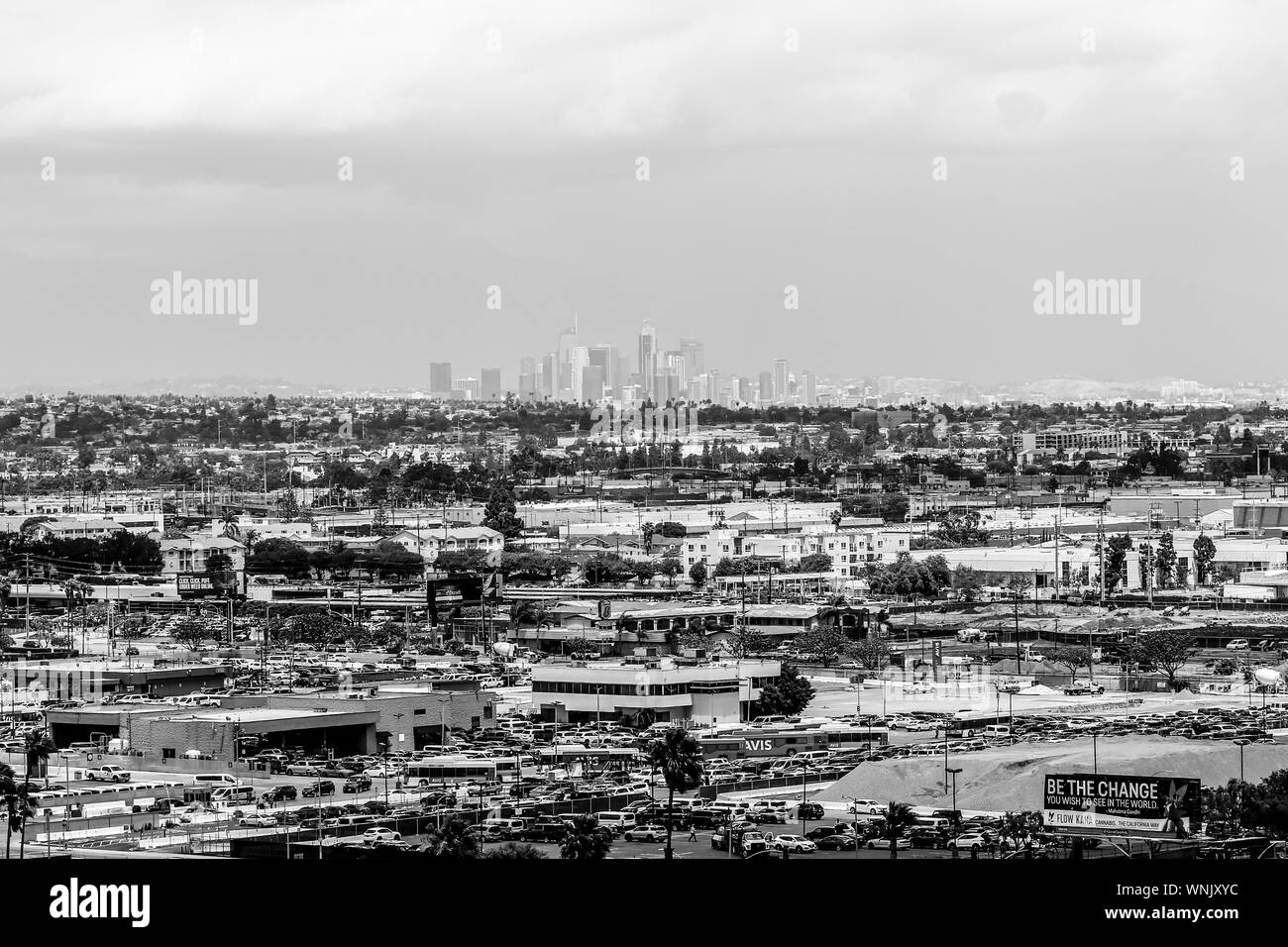 Los Angeles, Californie, USA - Le 22 mai 2019 : le comté de Los Angeles en monochrome avec l'suburs en premier plan et le centre-ville de L.A. en arrière-plan. Banque D'Images