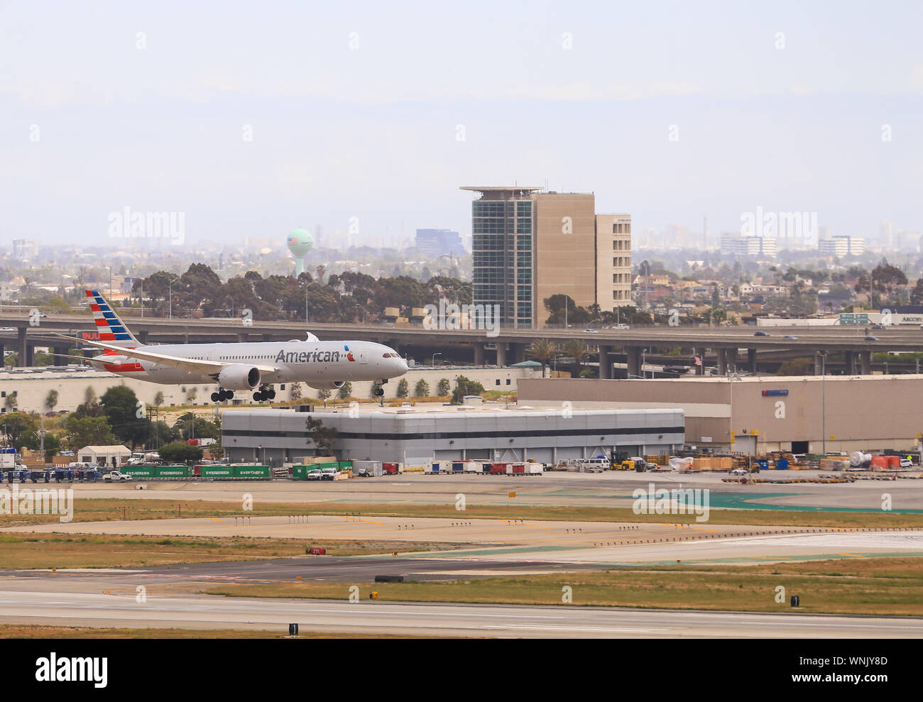 Los Angeles, Californie, USA - Le 22 mai 2019 : An American Airlines Boeing 787 Dreamliner atterrit à l'Aéroport International de Los Angeles (LAX). Banque D'Images