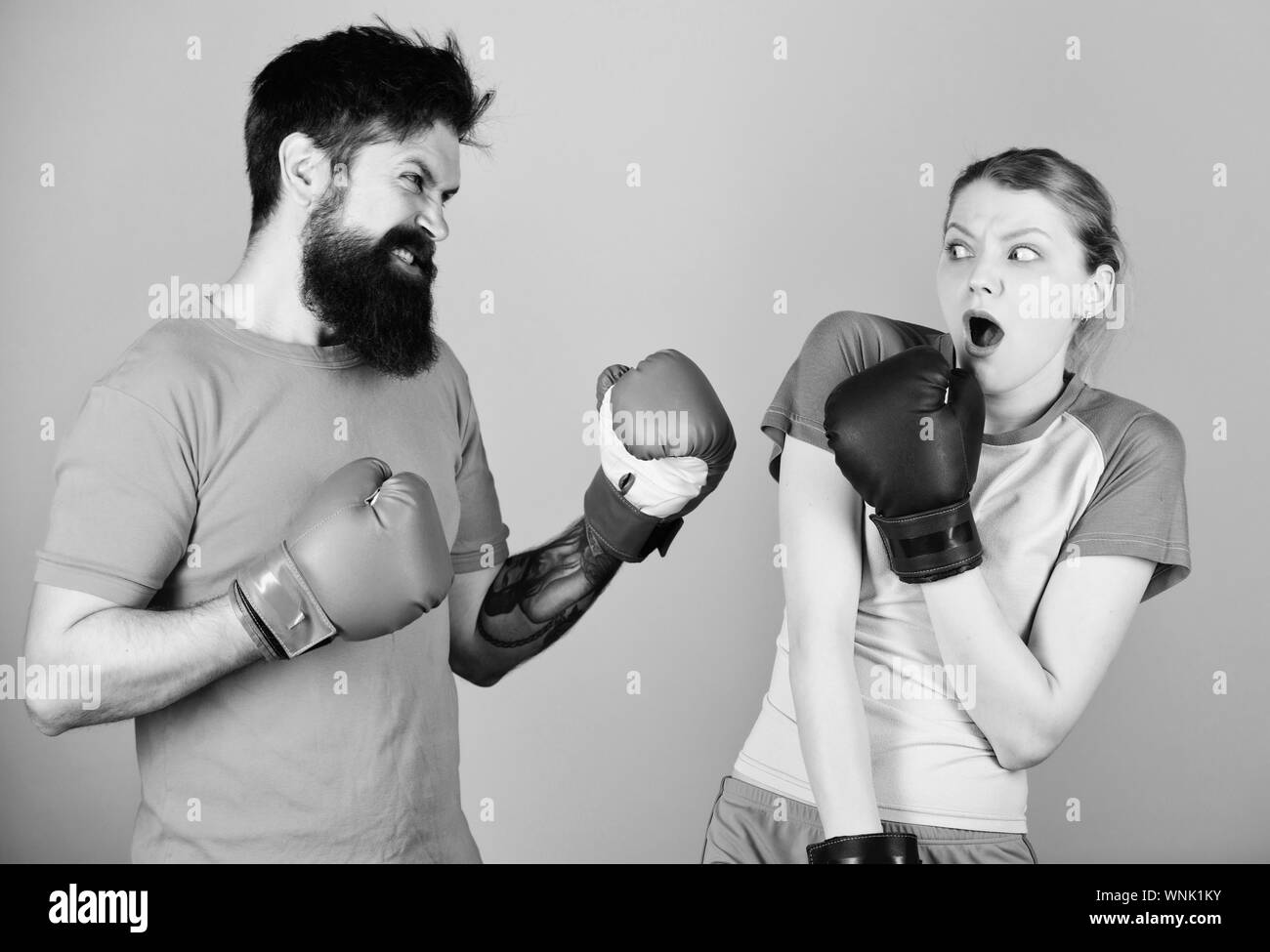 Boxing sport concept. Fille Couple hipster et pratiquer la boxe. Le sport  pour tous. Club de boxe amateur. L'égalité de possibilités. La force et la  puissance. La violence familiale. L'homme et la